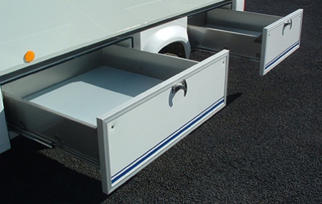 Remorque commerçant avec réserves coulissantes