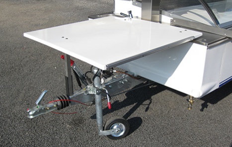 remorque magasin avec tables latérales