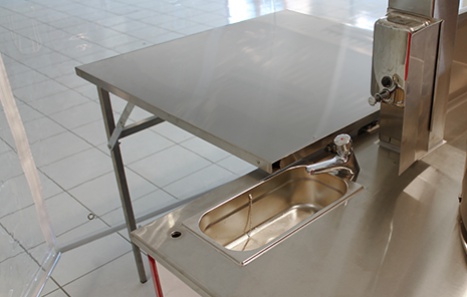 table inox avec piétement remorque magasin commerçant