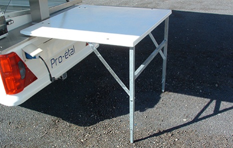 table latérale en polyester avec piètement au sol remorque magasin commerçant